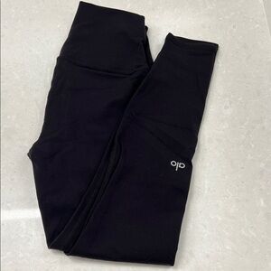 ALO Yoga 7/8 Airbrush leggings in black (size XS)